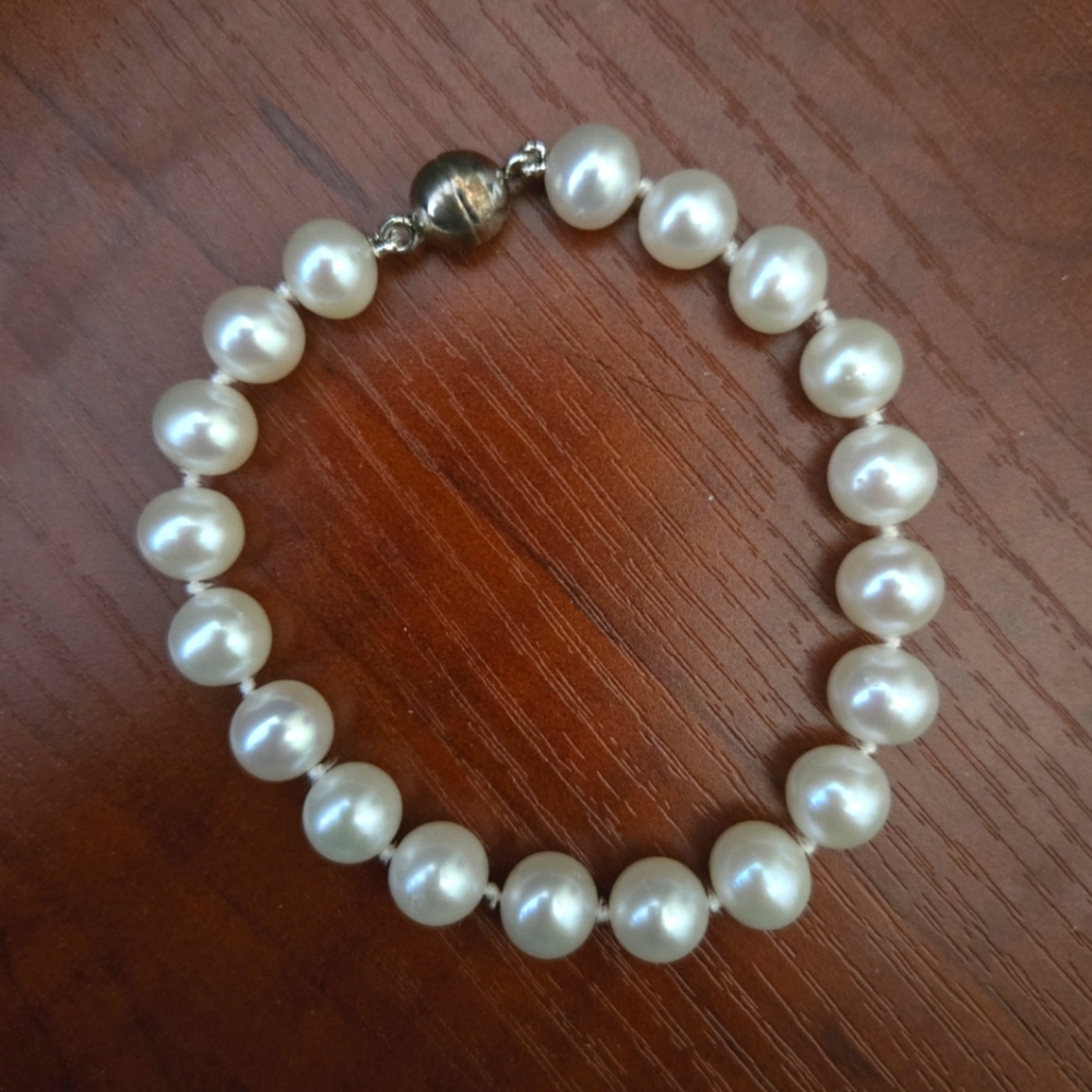 Pearl Source Magnetic Pearl Bracelet